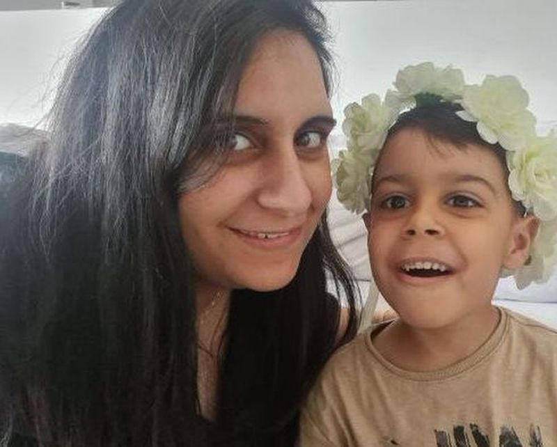 ����� ����